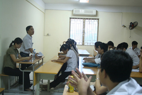 Giám thị đang phổ biến Quy chế thi cho thí sinh dự thi đại học 2011.