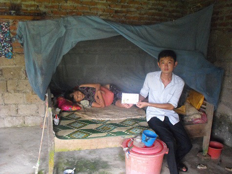 Đại diện báo Giáo Dục Việt Nam đã trao trực tiếp số tiền 2 triệu đồng của độc giả tới bà Lát Đại diện báo Giáo Dục Việt Nam đã trao trực tiếp số tiền 2 triệu đồng của độc giả tới bà Lát