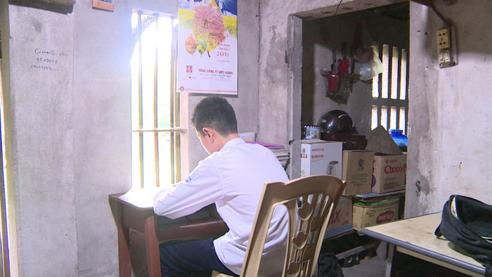 Cuộc sống khó khăn là vậy nhưng em Phạm Hải Long chưa bao giờ lơ là chuyện học tập (Ảnh: CTV) Cuộc sống khó khăn là vậy nhưng em Phạm Hải Long chưa bao giờ lơ là chuyện học tập (Ảnh: CTV)