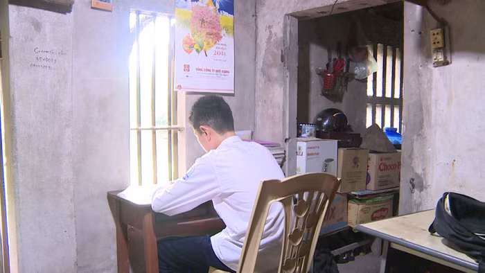 Cuộc sống khó khăn là vậy nhưng em Phạm Hải Long chưa bao giờ lơ là chuyện học tập (Ảnh: CTV)