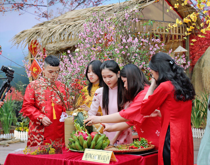 Học sinh trải nghiệm bày mâm ngũ quả, cắm hoa trong ngày Tết (Ảnh: HH) GDVN_tcd-chao-xuan-5.jpg