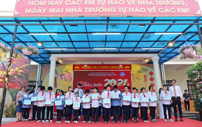 Nhà trường đã trao 103 suất quà với tổng trị giá 50 triệu đồng tặng các em học sinh có hoàn cảnh khó khăn (Ảnh: HH) GDVN_tcd-chao-xuan-9.jpg