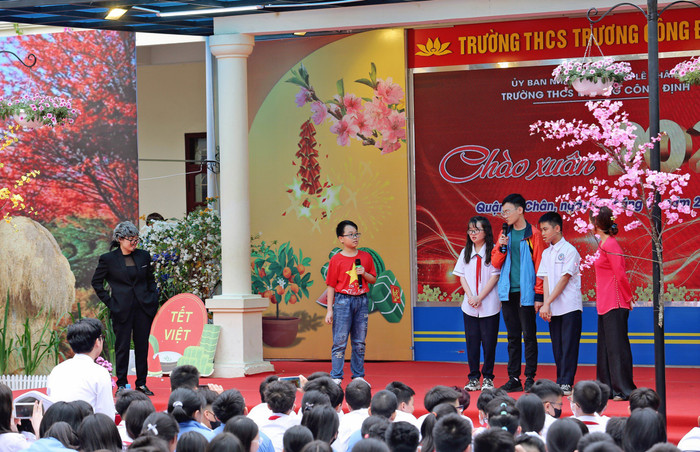 Giáo viên và học sinh thực hiện tiểu phẩm "Nhà Ti Cú" (Ảnh: HH) GDVN_tcd-chao-xuan-8.jpg