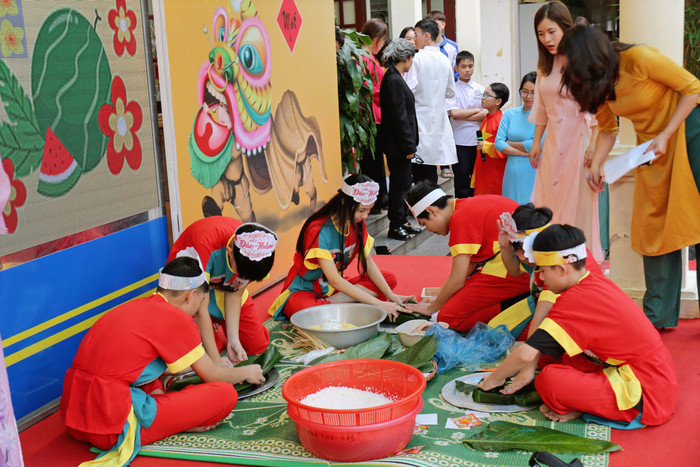 Học sinh được trải nghiệm gói bánh chưng (Ảnh: HH) GDVN_tcd-chao-xuan-7.jpg