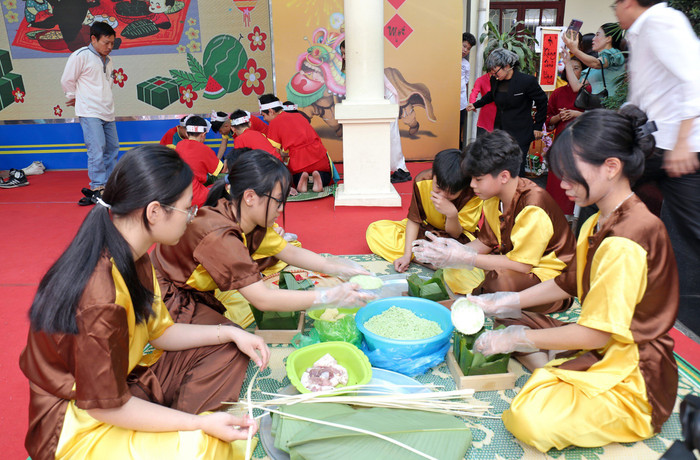 Học sinh được trải nghiệm gói bánh chưng (Ảnh: HH) GDVN_tcd-chao-xuan-6.jpg