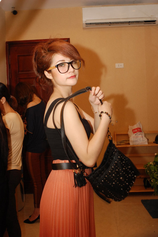 Xuất hiện tại buổi khai trương spa của một người bạn, hotgirl Vân Navy gây sững sốt với vẻ bề ngoài khác lạ. Xem thêm: Sao Việt ngày ấy-bây giờ: thẩm mỹ nhiều, liệu có đẹp hơn?