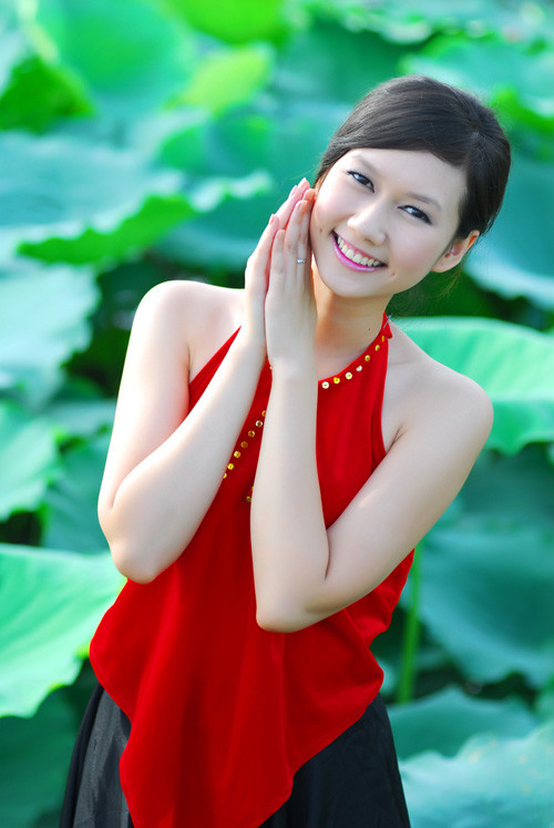 Trong trang phục cổ truyền mang đậm bản sắc dân tộc, thiếu nữ khoe vẻ đẹp tươi tắn, ngọt ngào, dễ thương. (Ảnh: 24h) Xem thêm: Cơn sốt "thiên sứ 9X": Đẹp như mỹ nhân cổ trang Trung Hoa