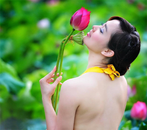 Thiếu nữ Việt diện váy Tây rất đẹp, nhưng diện yếm thắm còn đẹp hơn gấp bội. (Ảnh: 24h) Xem thêm: Cơn sốt "thiên sứ 9X": Đẹp như mỹ nhân cổ trang Trung Hoa