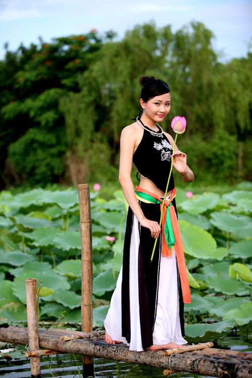 Ngoài yếm đỏ, các nhà thiết kế còn sáng tạo thêm yếm đen, yếm xanh... đủ màu sắc cho bạn gái lựa chọn. (Ảnh: 24h) Xem thêm: Cơn sốt "thiên sứ 9X": Đẹp như mỹ nhân cổ trang Trung Hoa