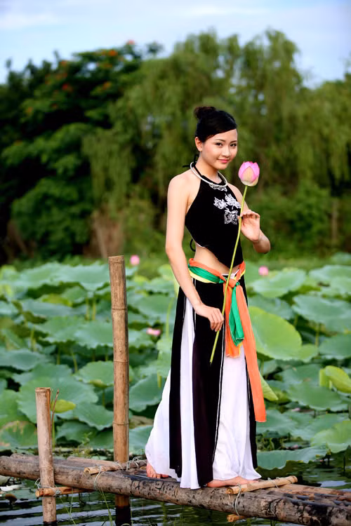 Ngoài yếm đỏ, các nhà thiết kế còn sáng tạo thêm yếm đen, yếm xanh... đủ màu sắc cho bạn gái lựa chọn. (Ảnh: 24h) Xem thêm: Cơn sốt "thiên sứ 9X": Đẹp như mỹ nhân cổ trang Trung Hoa