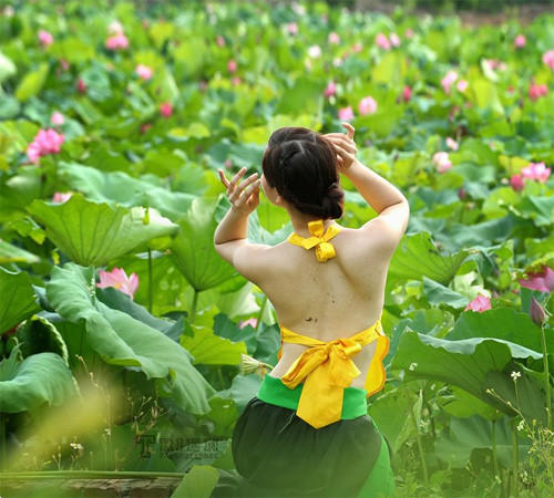 Chắc chắn thiếu nữ Việt hôm nay, ngày mai và mãi về sau sẽ còn lưu giữ và nâng niu bộ trang phục mang đậm bản sắc dân tộc này. (Ảnh: 24h) Xem thêm: Cơn sốt "thiên sứ 9X": Đẹp như mỹ nhân cổ trang Trung Hoa