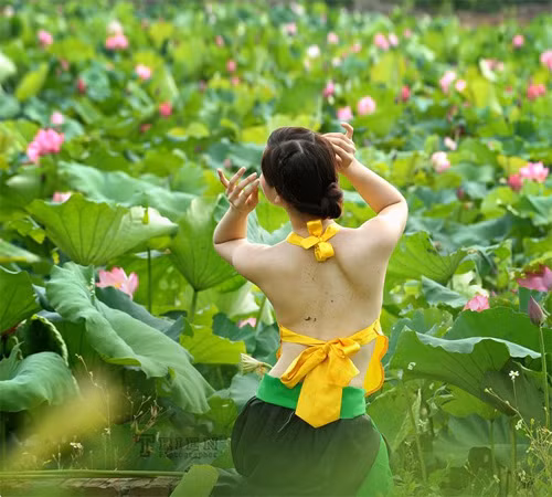 Chắc chắn thiếu nữ Việt hôm nay, ngày mai và mãi về sau sẽ còn lưu giữ và nâng niu bộ trang phục mang đậm bản sắc dân tộc này. (Ảnh: 24h) Xem thêm: Cơn sốt "thiên sứ 9X": Đẹp như mỹ nhân cổ trang Trung Hoa