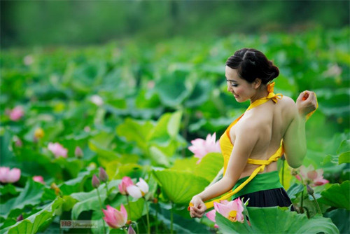 Thiếu nữ khoe lưng ong nuột nà. (Ảnh: 24h) Xem thêm: Cơn sốt "thiên sứ 9X": Đẹp như mỹ nhân cổ trang Trung Hoa