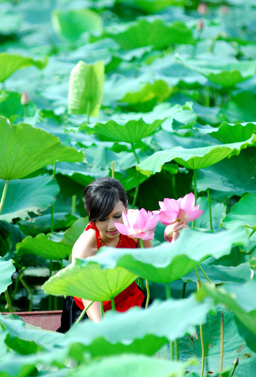 Có lẽ vì vẻ đẹp thanh tao, thuần khiết mà sen được nhiều thiếu nữ Việt yêu thích.(Ảnh: 24h) Xem thêm: Cơn sốt "thiên sứ 9X": Đẹp như mỹ nhân cổ trang Trung Hoa