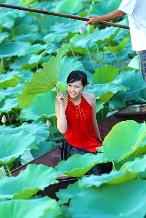 Từ trang phục thông dụng thường ngày của phụ nữ, yếm đào trở thành trang phục được bảo tồn. Chỉ những dịp thật đặc biệt như chụp hình, hội diễn văn nghệ ... yếm đào mới được sử dụng. (Ảnh: 24h) Xem thêm: Cơn sốt "thiên sứ 9X": Đẹp như mỹ nhân cổ trang Trung Hoa