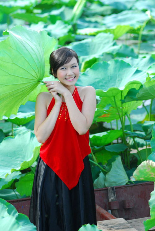 "Trong đầm gì đẹp bằng sen? Lá xanh bông trắng lại chen nhị vàng"... (Ảnh: 24h) Xem thêm: Cơn sốt "thiên sứ 9X": Đẹp như mỹ nhân cổ trang Trung Hoa