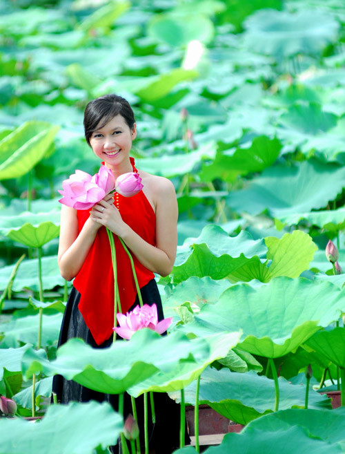 Thiếu nữ yếm đào xinh tươi, rạng rỡ bên đóa sen hồng - tạo nên hình ảnh tuyệt đẹp, đậm chất thơ. (Ảnh: 24h) Xem thêm: Cơn sốt "thiên sứ 9X": Đẹp như mỹ nhân cổ trang Trung Hoa