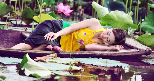 "Giấc mơ trưa" giữa đầm sen thơm ngát. (Ảnh: 24h) Xem thêm: Cơn sốt "thiên sứ 9X": Đẹp như mỹ nhân cổ trang Trung Hoa