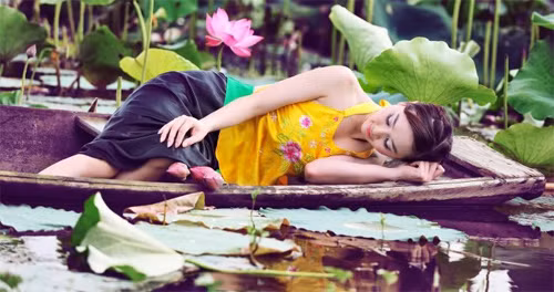 "Giấc mơ trưa" giữa đầm sen thơm ngát. (Ảnh: 24h) Xem thêm: Cơn sốt "thiên sứ 9X": Đẹp như mỹ nhân cổ trang Trung Hoa