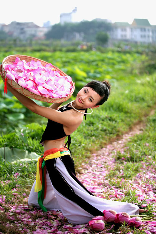 Vóc dáng nhỏ nhắn, mềm mại, uyển chuyển trong trang phục yếm thắm. (Ảnh: 24h) Xem thêm: Cơn sốt "thiên sứ 9X": Đẹp như mỹ nhân cổ trang Trung Hoa