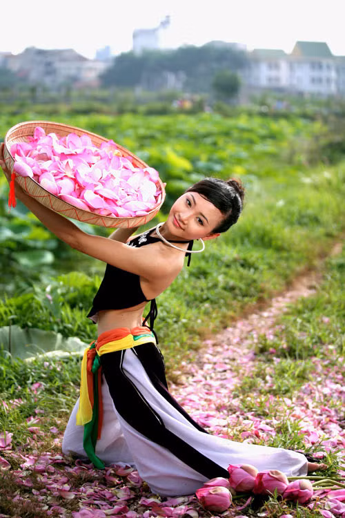 Vóc dáng nhỏ nhắn, mềm mại, uyển chuyển trong trang phục yếm thắm. (Ảnh: 24h) Xem thêm: Cơn sốt "thiên sứ 9X": Đẹp như mỹ nhân cổ trang Trung Hoa