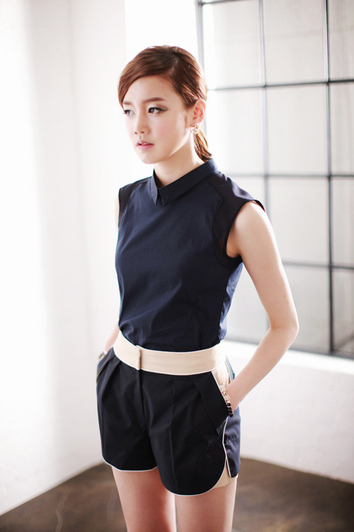 Quần short cũng là lựa chọn của những cô gái năng động. Chỉ cần chọn kiểu dáng đơn giản, không quá ngắn và phối màu phù hợp với áo sơ mi là bạn đã có một phong cách riêng. Xem thêm: "Cưng" váy ren sexy, quyến rũ như Sao Hàn Quần short cũng là lựa chọn của những cô gái năng động. Chỉ cần chọn kiểu dáng đơn giản, không quá ngắn và phối màu phù hợp với áo sơ mi là bạn đã có một phong cách riêng. Xem thêm: "Cưng" váy ren sexy, quyến rũ như Sao Hàn