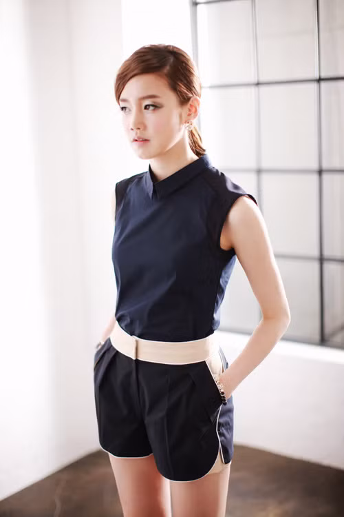 Quần short cũng là lựa chọn của những cô gái năng động. Chỉ cần chọn kiểu dáng đơn giản, không quá ngắn và phối màu phù hợp với áo sơ mi là bạn đã có một phong cách riêng. Xem thêm: "Cưng" váy ren sexy, quyến rũ như Sao Hàn