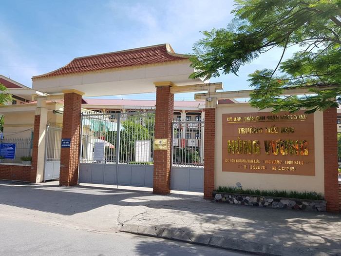 Hiệu trưởng Trường tiểu học Hùng Vương chỉ nhận lỗi khi tự ý phát đơn tài trợ giáo dục (Ảnh: Lã Tiến). Hiệu trưởng Trường tiểu học Hùng Vương chỉ nhận lỗi khi tự ý phát đơn tài trợ giáo dục (Ảnh: Lã Tiến).