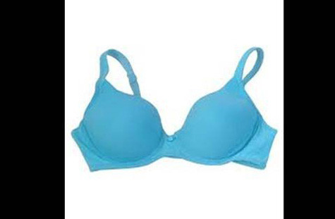 Alexandra Robbins – một nhà báo Mỹ đã dành một năm để khám phá những nghi lễ kì quặc mà các tân sinh viên phải trải qua. Cô đã tập hợp chúng và viết thành cuốn “Cuộc sống bí mật của hội sinh viên”. Dưới đây là một số nghi lễ kì quặc và ác ý nhất mà cô ghi nhận được. Xếp loại ngực Các nữ sinh khóa trên sẽ ép buộc những tân sinh viên nữ phải cởi áo sơ mi và áo ngực trong một căn phòng lạnh, sau đó bắt họ đứng xếp hàng để đo kích cỡ ngực. Những bà chị này sau đó còn trêu chọc và bày trò chơi tâm lý với những nạn nhân bất lực và dễ tổn thương này. Alexandra Robbins – một nhà báo Mỹ đã dành một năm để khám phá những nghi lễ kì quặc mà các tân sinh viên phải trải qua. Cô đã tập hợp chúng và viết thành cuốn “Cuộc sống bí mật của hội sinh viên”. Dưới đây là một số nghi lễ kì quặc và ác ý nhất mà cô ghi nhận được. Xếp loại ngực Các nữ sinh khóa trên sẽ ép buộc những tân sinh viên nữ phải cởi áo sơ mi và áo ngực trong một căn phòng lạnh, sau đó bắt họ đứng xếp hàng để đo kích cỡ ngực. Những bà chị này sau đó còn trêu chọc và bày trò chơi tâm lý với những nạn nhân bất lực và dễ tổn thương này.