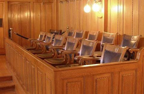 Hội đồng phê bình cơ thể: Nạn nhân sẽ phải đứng trên một chiếc ghế đặt trước toàn bộ hội sinh viên, hoàn toàn trần truồng. Mỗi lần đứng lên ghế, hội sinh viên sẽ đưa ra những bình luận công khai bằng cách hét lên tên bộ phận cơ thể cần “phát triển” của nạn nhân. Hội đồng phê bình cơ thể: Nạn nhân sẽ phải đứng trên một chiếc ghế đặt trước toàn bộ hội sinh viên, hoàn toàn trần truồng. Mỗi lần đứng lên ghế, hội sinh viên sẽ đưa ra những bình luận công khai bằng cách hét lên tên bộ phận cơ thể cần “phát triển” của nạn nhân.