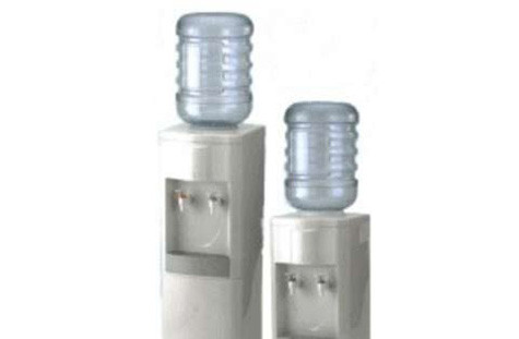 Uống nước: Hồi tháng 3 năm 2003, nạn nhân Psi Epsilon Chi bị buộc phải uống rất nhiều nước, thường là đến mức nôn mửa. Cậu uống nhiều nước đến mức não bị sưng lên và tử vong vì nhiễm độc nước. Uống nước: Hồi tháng 3 năm 2003, nạn nhân Psi Epsilon Chi bị buộc phải uống rất nhiều nước, thường là đến mức nôn mửa. Cậu uống nhiều nước đến mức não bị sưng lên và tử vong vì nhiễm độc nước.