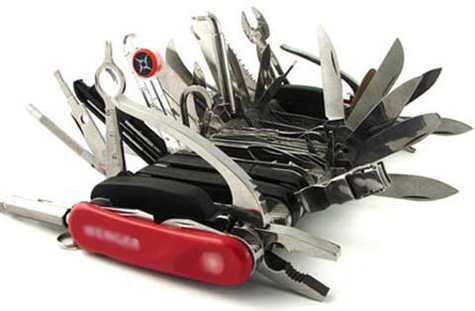 Chọn đồ vật: Các tân sinh viên nữ phải trả lời những câu đố và uống vodka khi họ trả lời sai. Người ghi điểm sẽ cho các cô gái thấy một con dao, một cái búa và một dương vật giả. Các đàn chị nói rằng nếu các tân SV trả lời sai ở mức độ nào đó, họ sẽ bị xâm phạm bởi một trong số những vật dụng đó. Chọn đồ vật: Các tân sinh viên nữ phải trả lời những câu đố và uống vodka khi họ trả lời sai. Người ghi điểm sẽ cho các cô gái thấy một con dao, một cái búa và một dương vật giả. Các đàn chị nói rằng nếu các tân SV trả lời sai ở mức độ nào đó, họ sẽ bị xâm phạm bởi một trong số những vật dụng đó.