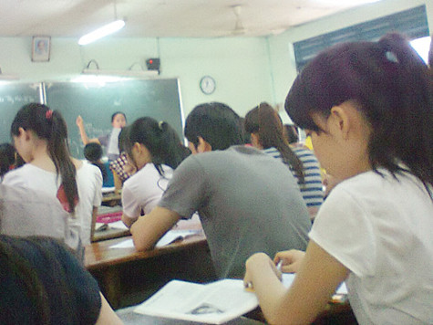 Một lớp luyện thi ĐH cấp tốc tại TTLT Nguồn sáng Việt (Alpha 1) - Ảnh: Đ.Nguyên