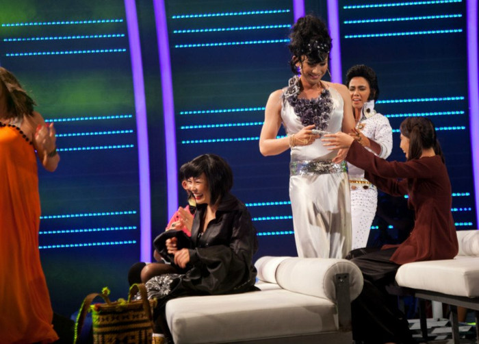 Để có màn trình diễn ấn tượng này, Chí Thiện đã tập làm quen với giày cao gót, cạo lông mày, nín nụ cười quen thuộc để trở thành một Phạm Quỳnh Anh u buồn, kiêu sa. Để có màn trình diễn ấn tượng này, Chí Thiện đã tập làm quen với giày cao gót, cạo lông mày, nín nụ cười quen thuộc để trở thành một Phạm Quỳnh Anh u buồn, kiêu sa.