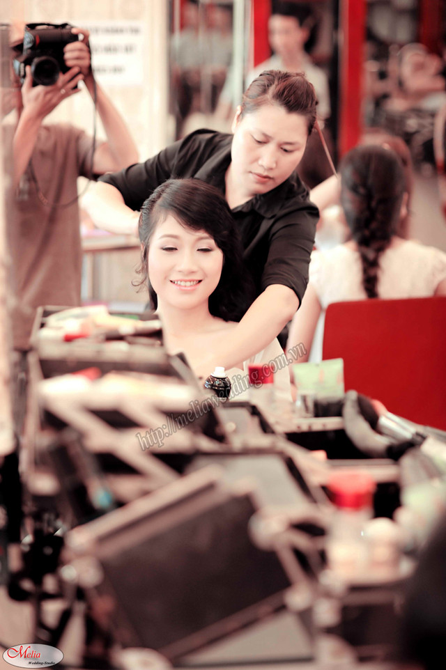 Make up và làm tóc xinh, chuẩn bị cho buổi chụp hình.
