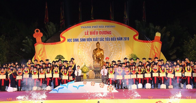 120 em học sinh, sinh viên xuất sắc, tiêu biểu được biểu dương (Ảnh: CTV) 120 em học sinh, sinh viên xuất sắc, tiêu biểu được biểu dương (Ảnh: CTV)