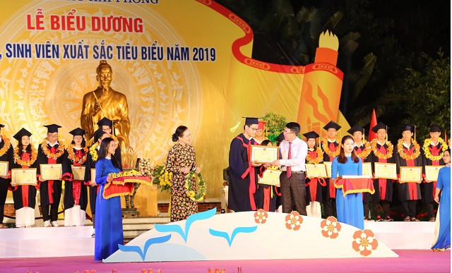 Lãnh đạo Thành phố Hải Phòng trao bằng khen tặng các học sinh thủ khoa đại học (Ảnh: CTV) Lãnh đạo Thành phố Hải Phòng trao bằng khen tặng các học sinh thủ khoa đại học (Ảnh: CTV)