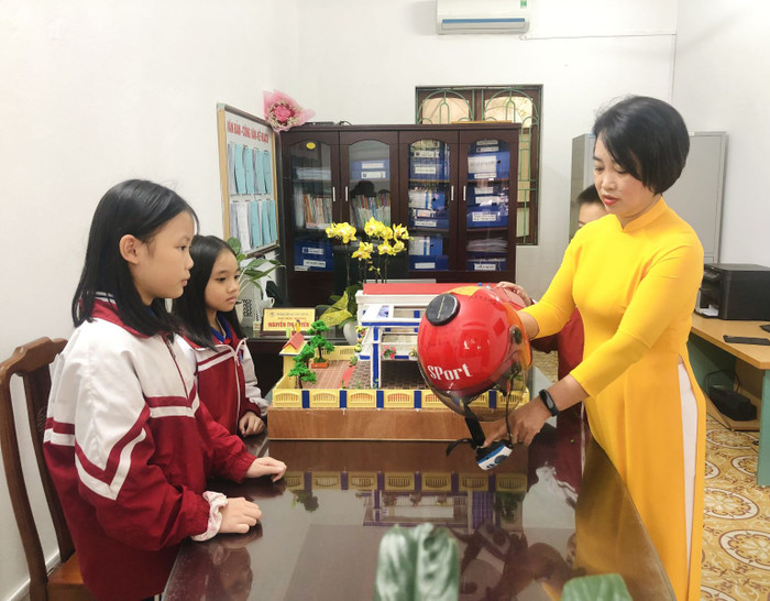 Cô giáo Quyến luôn gần gũi với học sinh (Ảnh: NVCC)