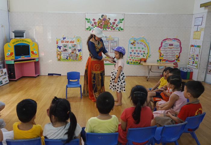Cô giáo Phạm Thị Lý hướng dẫn học sinh đội mũ bảo hiểm đúng cách (Ảnh: Lã Tiến) Cô giáo Phạm Thị Lý hướng dẫn học sinh đội mũ bảo hiểm đúng cách (Ảnh: Lã Tiến)