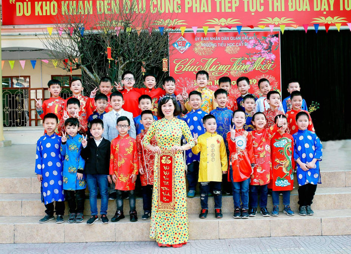 Không chỉ giỏi chuyên môn nghiệp vụ, cô giáo Nguyễn Thị Hương còn mê sáng tác thơ, viết nhạc (Ảnh: Nhân vật cung cấp) Không chỉ giỏi chuyên môn nghiệp vụ, cô giáo Nguyễn Thị Hương còn mê sáng tác thơ, viết nhạc (Ảnh: Nhân vật cung cấp)