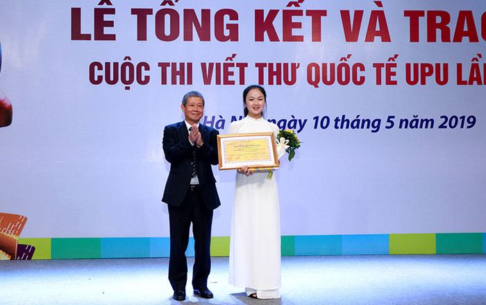 Ban tổ chức trao giải Nhất cho nữ sinh Nguyễn Thị Mai (Ảnh: CTV) Ban tổ chức trao giải Nhất cho nữ sinh Nguyễn Thị Mai (Ảnh: CTV)