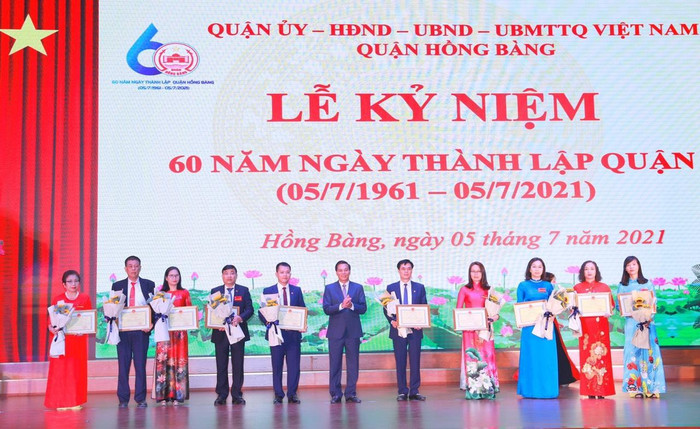 cô giáo Trần Thị Khương được Chủ tịch Ủy ban Nhân dân Thành phố tặng Bằng khen vì đã có thành tích xuất sắc, có nhiều đóng góp trong sự nghiệp xây dựng và phát triển quận Hồng Bàng (Ảnh: NVCC) cô giáo Trần Thị Khương được Chủ tịch Ủy ban Nhân dân Thành phố tặng Bằng khen vì đã có thành tích xuất sắc, có nhiều đóng góp trong sự nghiệp xây dựng và phát triển quận Hồng Bàng (Ảnh: NVCC)