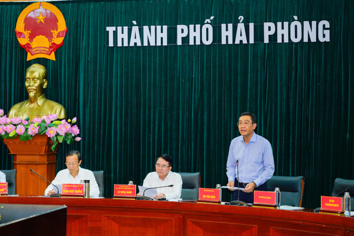 Ông Bùi Văn Kiệm - Giám đốc Sở Giáo dục và Đào tạo Hải Phòng báo cáo tại hội nghị (Ảnh: LT) Ông Bùi Văn Kiệm - Giám đốc Sở Giáo dục và Đào tạo Hải Phòng báo cáo tại hội nghị (Ảnh: LT)