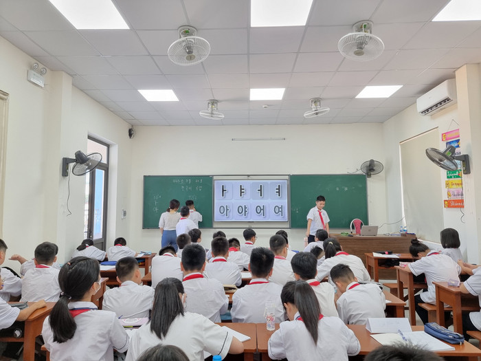 Một tiết học tiếng Hàn Quốc tại Trường Trung học cơ sở Ngô Quyền (Ảnh: Lã Tiến) Một tiết học tiếng Hàn Quốc tại Trường Trung học cơ sở Ngô Quyền (Ảnh: Lã Tiến)