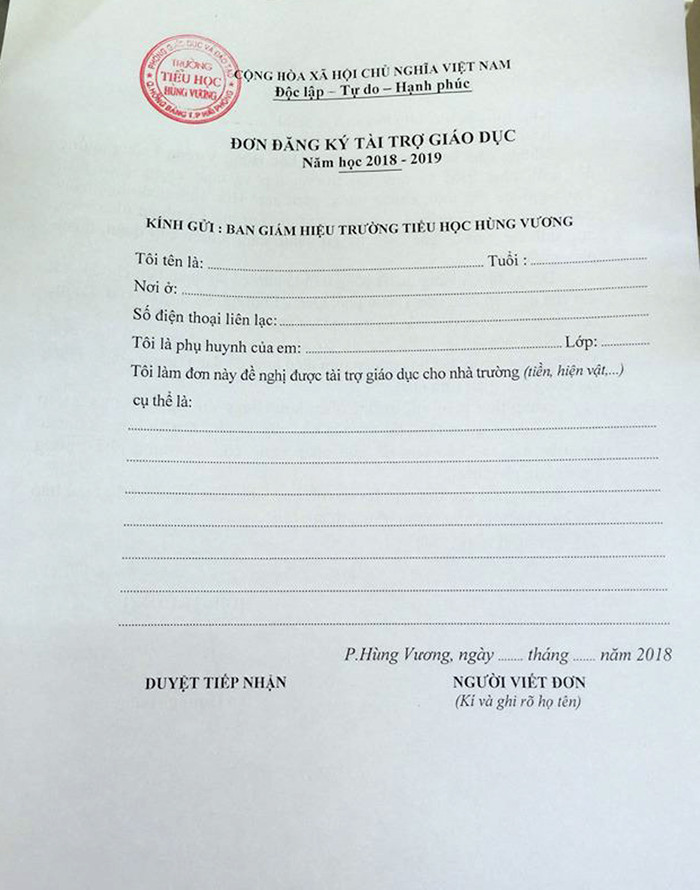 Đơn tài trợ giáo dục Trường tiểu học Hùng Vương phát cho phụ huynh. (Ảnh: Lã Tiến) Đơn tài trợ giáo dục Trường tiểu học Hùng Vương phát cho phụ huynh. (Ảnh: Lã Tiến)