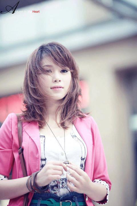 Mơ màng, thẩn tha dưới nắng chiều. Linh Rin không đẹp rực rỡ, cô ấy tự nhiên và hài hòa như cuộc sống.