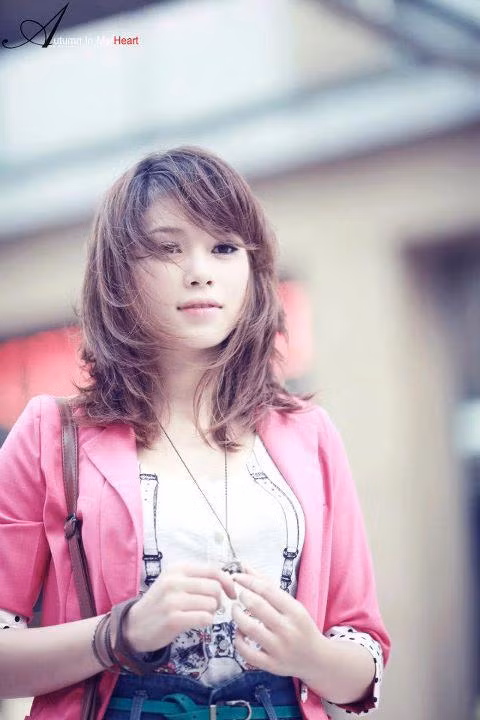 Mơ màng, thẩn tha dưới nắng chiều. Linh Rin không đẹp rực rỡ, cô ấy tự nhiên và hài hòa như cuộc sống.