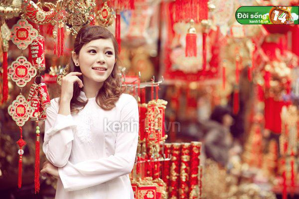 Duyên dáng với tà áo dài truyền thống.