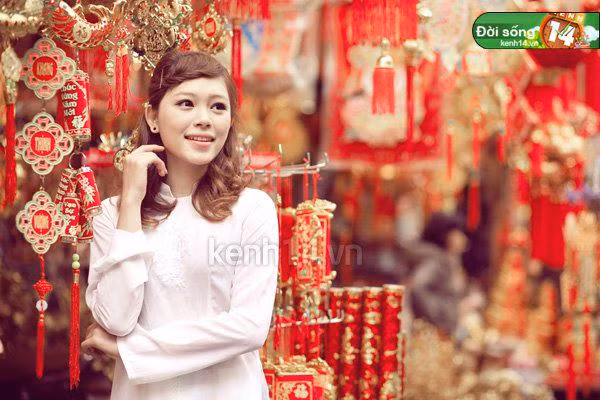 Duyên dáng với tà áo dài truyền thống.