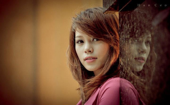 Từ một góc khuất, gương mặt mỹ nhân facebook Việt vẫn ánh lên nét ngọt ngào, đáng yêu. Có lẽ, một chàng gió nào đó sẽ dừng lại để chuyện trò với cô chăng?